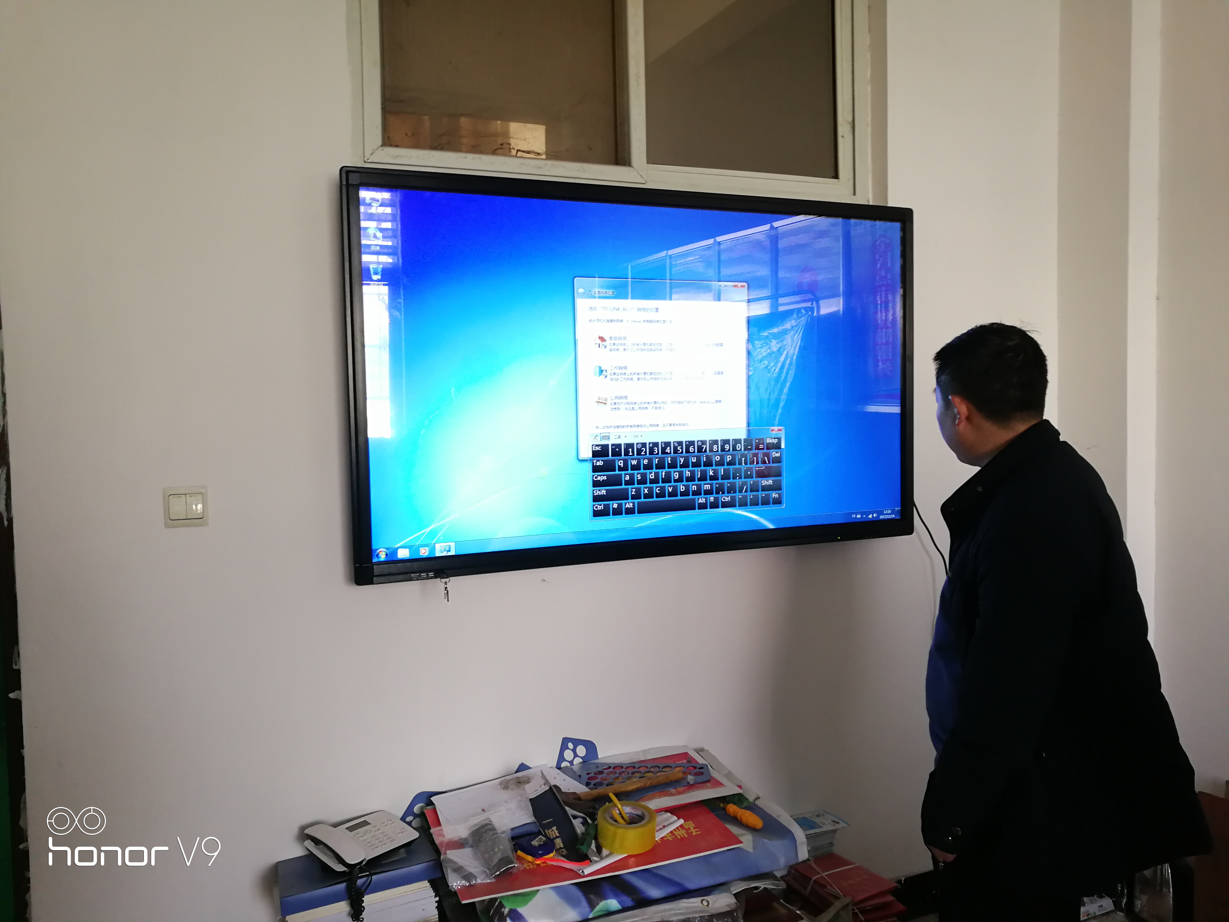 我公司為孟州百姓文化超市安裝室內(nèi)單色條屏和65寸壁掛觸摸一體機